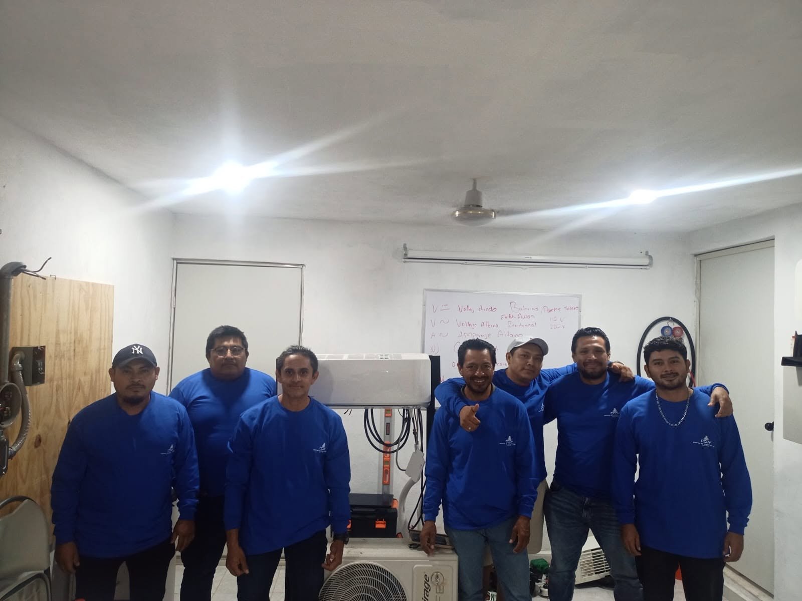 Grupo del curso de instalación y mantenimiento de aires acondicionados en CCDY, Mérida