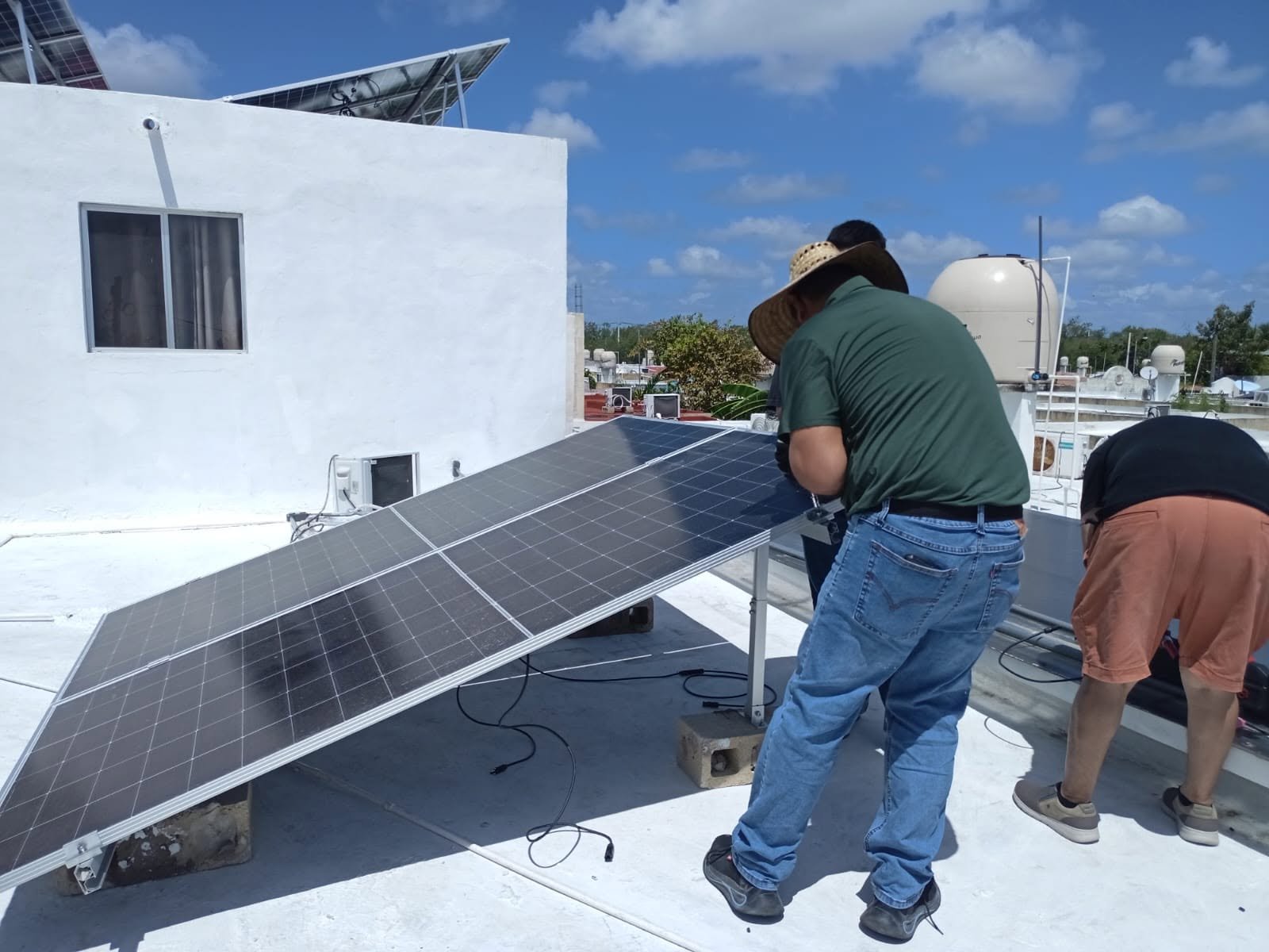 Instalación de paneles solares en CCDY