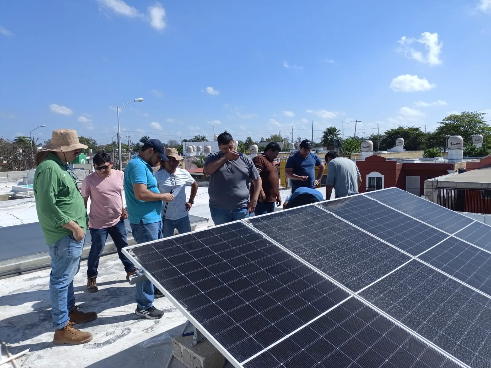 Alumnos durante práctica de sistemas fotovoltaicos